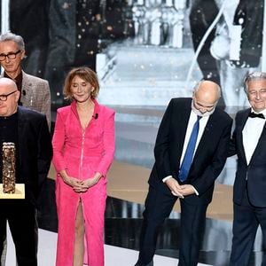 César d'anniversaire pour le Splendid  : Josiane Balasko, Michel Blanc, Thierry Lhermitte, Marie-Anne Chazel, Gérard Jugnot, Christian Clavier, Bruno Moynot sur scène lors de la 46ème cérémonie des César à l'Olympia à Paris le 12 mars 2021. ©  Bertrand Guay/ Pool / Bestimage
