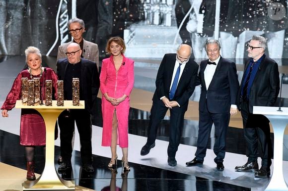 César d'anniversaire pour le Splendid : Josiane Balasko, Michel Blanc, Thierry Lhermitte, Marie-Anne Chazel, Gérard Jugnot, Christian Clavier, Bruno Moynot sur scène lors de la 46ème cérémonie des César à l'Olympia à Paris le 12 mars 2021. © Bertrand Guay/ Pool / Bestimage