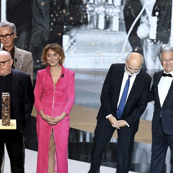 César d'anniversaire pour le Splendid  : Josiane Balasko, Michel Blanc, Thierry Lhermitte, Marie-Anne Chazel, Gérard Jugnot, Christian Clavier, Bruno Moynot sur scène lors de la 46ème cérémonie des César à l'Olympia à Paris le 12 mars 2021. ©  Bertrand Guay/ Pool / Bestimage