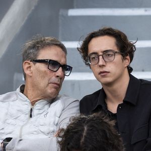 Gabin a suivi des études au sein de la prestigieuse école de commerce l'ESSCA.

Julien Courbet et son fils Gabin dans les tribunes lors de la session du soir des Internationaux de France de Tennis de Roland Garros 2025, à Paris, France, le 4 juin 2025. © Jacovides-Moreau/Bestimage