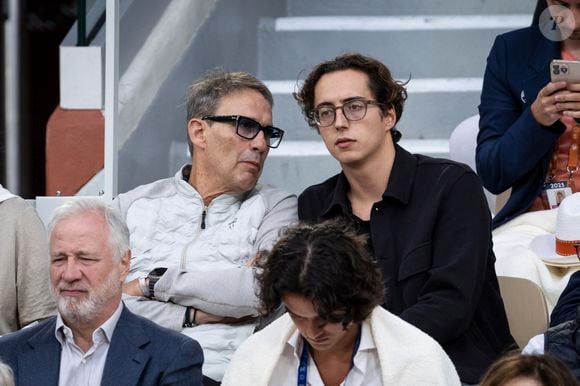 Gabin a suivi des études au sein de la prestigieuse école de commerce l'ESSCA.

Julien Courbet et son fils Gabin dans les tribunes lors de la session du soir des Internationaux de France de Tennis de Roland Garros 2025, à Paris, France, le 4 juin 2025. © Jacovides-Moreau/Bestimage