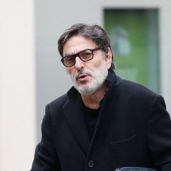 Yvan Attal - Sorties des obsèques de Niels Arestrup à l'Église Saint-Roch à Paris. Le 10 décembre 2024 © Christophe Clovis / Bestimage