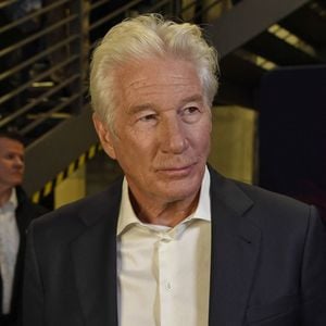 Richard Gere lors du photocall du documentaire sur la vie du Dalaï Lama, "Wisdom of Happiness", dont il est le producteur exécutif, à Berlin, le 24 octobre 2025.
© PsnewZ / Bestimage