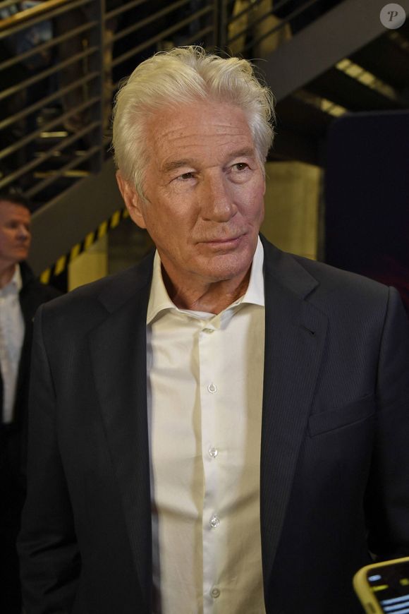 Richard Gere lors du photocall du documentaire sur la vie du Dalaï Lama, "Wisdom of Happiness", dont il est le producteur exécutif, à Berlin, le 24 octobre 2025.
© PsnewZ / Bestimage
