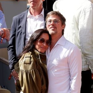 Brad Pitt et sa compagne Ines de Ramon assistent dans les tribunes aux Internationaux de France de Tennis de Roland Garros 2026, Paris le 6 juin 2026. © Jacovides-Moreau/Bestimage