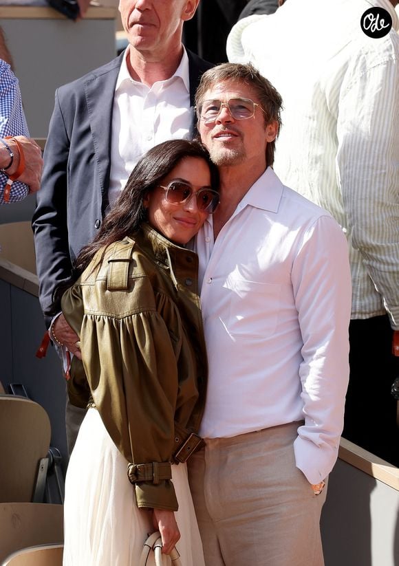 Brad Pitt et sa compagne Ines de Ramon assistent dans les tribunes aux Internationaux de France de Tennis de Roland Garros 2026, Paris le 6 juin 2026. © Jacovides-Moreau/Bestimage