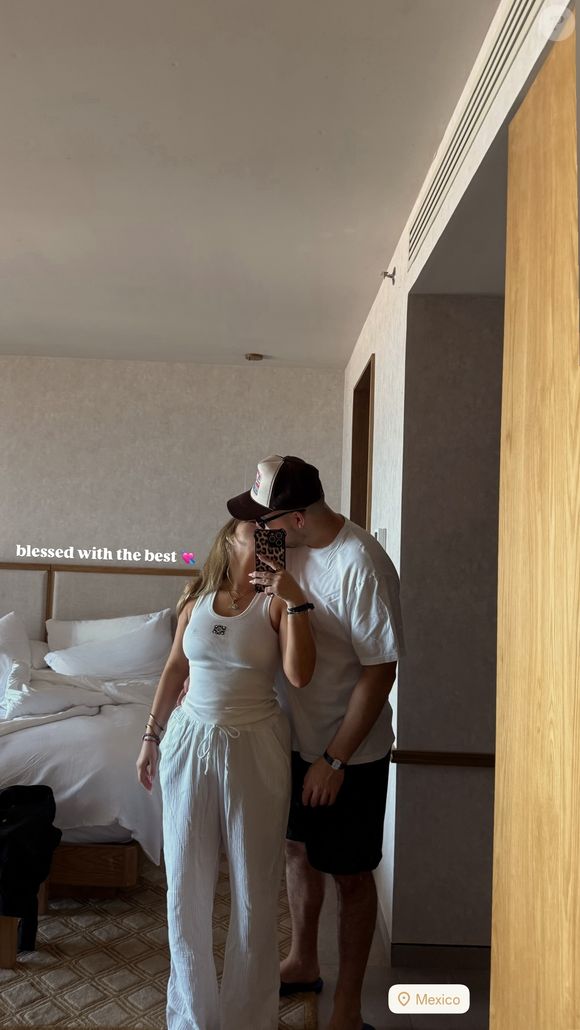 Si cette belle idylle a été officialisée lors de la Saint-Valentin, les abonnés les plus attentifs avaient déjà aperçu le jeune homme dans ses stories Instagram avant cette date.