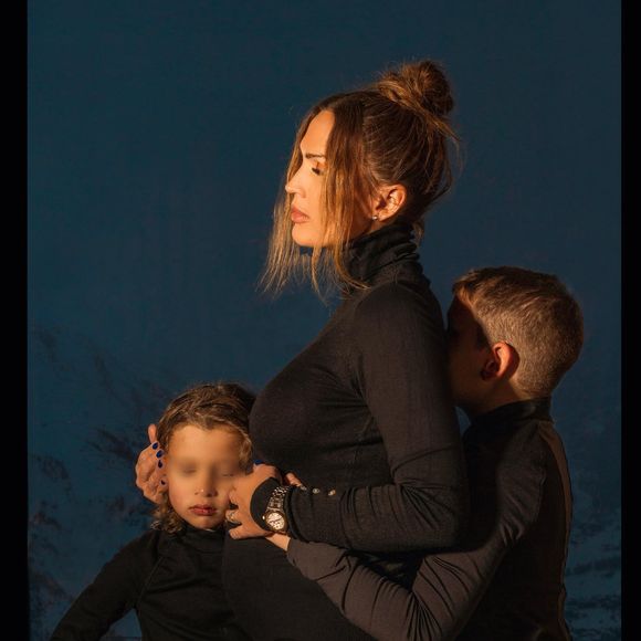 Parmi les principes de la chanteuse et de son mari Hicham, laisser son enfant pleurer

Vitaa enceinte de sa fille Noa et avec ses deux garçons Liham et Adam. Décembre 2021.