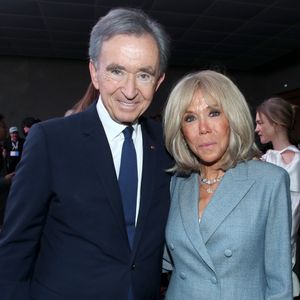Bernard Arnault et Brigitte Macron au Front Row du défilé Christian Dior Collection Femme Prêt-à-Porter Printemps/Eté 2026 lors de la Fashion Week de Paris (PFW), dans le Jardin des Tuileries, à Paris, France, le 1er octobre 2025. © Bertrand Rindoff/Bestimage