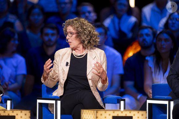 Exclusif - Mireille Dumas lors de l'enregistrement de l'émission "La Boîte à secrets", présentée par F.Bollaert et diffusée le 26 septembre 2025 sur France 3, dans les studios du Lendit à Saint-Denis, Seine Saint-Denis, France, le 8 septembre 2025. © Pierre Perusseau/Bestimage
