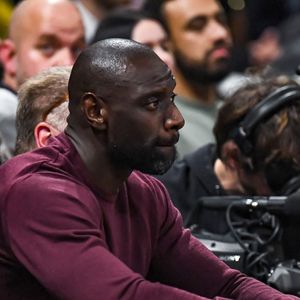 Omar Sy assiste au match du Paris Basketball, battu par le Žalgiris Kaunas (105 - 108), lors de la 15ème Journée de l'Euroleague à Paris.
© Baptiste Autissier / PsnewZ / Bestimage