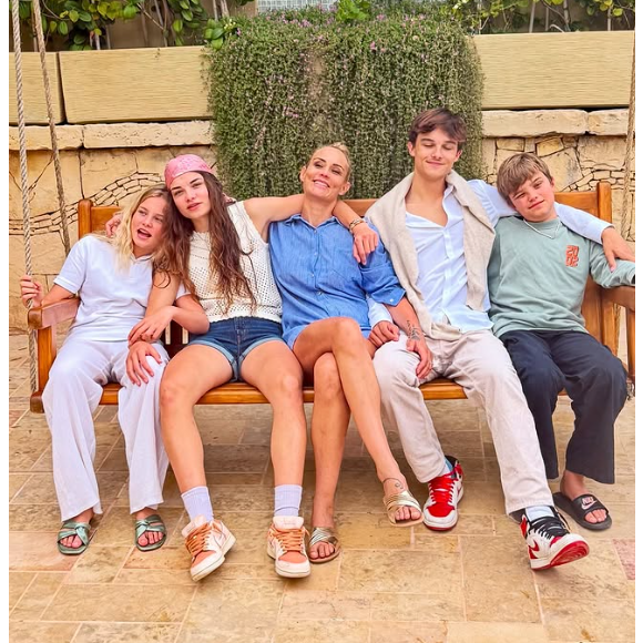 Elodie Gossuin ne vit pas à Paris.

Elodie Gossuin et Bertrand Lacherie parents de deux paires de jumeaux : Rose et Jules ainsi que Joséphine et Léonard.