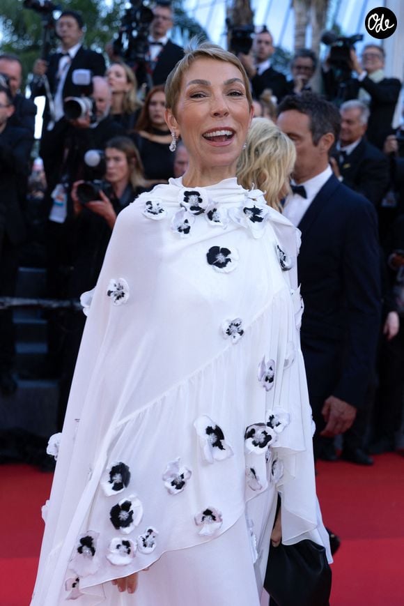 Elle était notamment chargée d’accompagner les célébrités lors de leurs apparitions en Dior et avait publié en 2025 le livre Mathilde in Paris. 

Mathilde Favier - Montée des marches du film « Amarga Navidad » lors du 79ème Festival International du Film de Cannes, le 19 mai 2026. © Olivier Borde / Bestimage