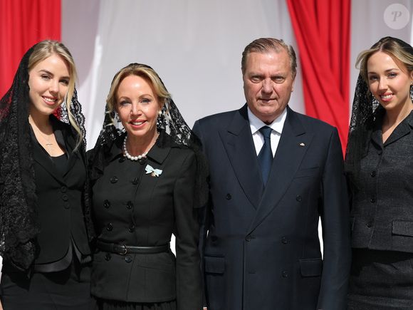 Depuis plusieurs semaines, la jeune femme multiplie les apparitions publiques.

Le Prince Charles de Bourbon des Deux Siciles, la princesse Camilla, leurs filles, les princesses Maria Carolina et Maria Chiara lors de la messe célébrée par le pape Léon XIV au stade Louis II de Monaco, le 28 mars 2026.

© Claudia Albuquerque / Bestimage