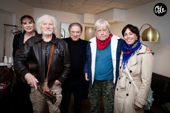 Hugues Aufray vit dans une demeure de Marly-le-Roi qu'il considère comme son "paradis", mais une règle concernant sa propriété l'agace particulièrement.

Hugues Aufray, sa femme Murielle, Michel Drucker, Renaud et sa femme Cerise en backstage du concert de Hugues Aufray au Le Dôme de Paris - Palais des Sports. © Jack Tribeca / Bestimage