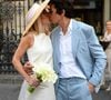 Sa fille Margaux, née de son précédent mariage, n’était pas présente à la cérémonie.
Les jeunes mariés, Jean-Luc Lahaye et sa femme Paola (Lahaye-Aubin) à la sortie de la mairie du 18ème arrondissement de Paris - J.L.Lahaye s'est marié en secondes noces avec sa compagne P.Aubin à la mairie du 18ème arrondissement de Paris, le 2 juillet 2025
©Agence / Bestimage