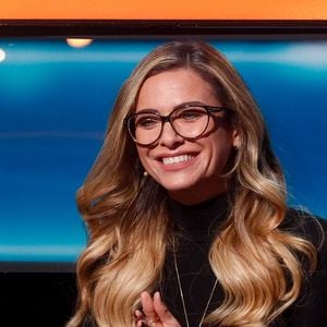 Elle souhaite en faire profiter aux personnes qui sont dans la même situation.
Clara Morgane porte ses lunettes de vue pour la première fois à la télévision - Enregistrement de l'émission "100% Logique", présentée par C.Féraud et diffusée le 5 octobre sur France 2
© Christophe Clovis / Bestimage