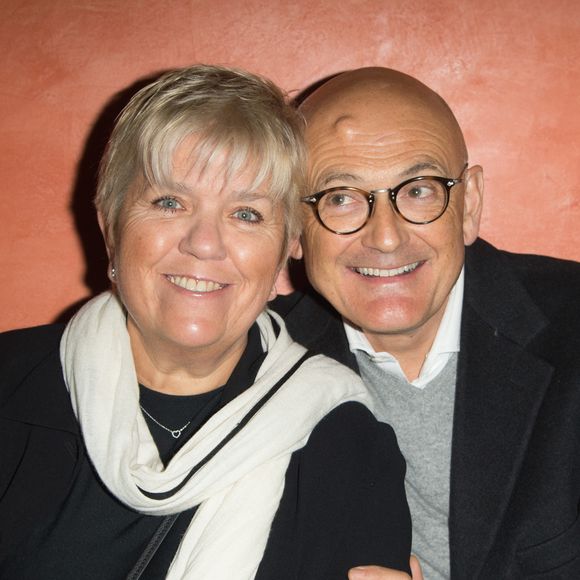 Entre la lumière des plateaux et la sérénité de son vignoble, le couple est parfaitement accordé.

Mimie Mathy et son mari Benoist Gérard lors de la représentation du spectacle "Alex Lutz" à l'Olympia à Paris, le 8 février 2018.
© Guirec Coadic/Bestimage