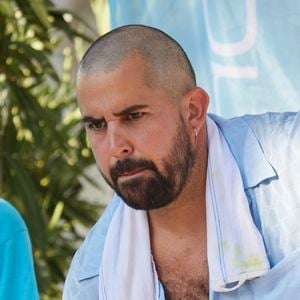 Artus à la Pétanque Turquoise sur la Place des Lices à Saint-Tropez, au profit de l'association "Soleil d'Enfance". Le 11 août 2024