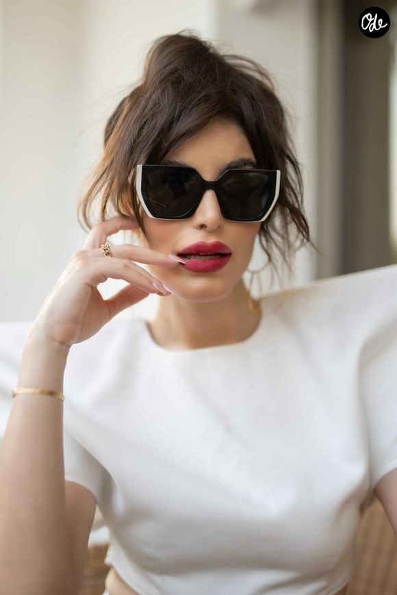Chez H&M et Stradivarius, ces enseignes proposent des versions plus accessibles de la tendance, parfaites pour adopter les lunettes XXL sans se ruiner.

Unsplash