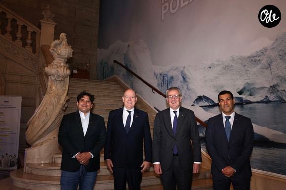 Le chel Mauro Colagreco, le prince Albert II de Monaco, Laurent Gardinier, président des Relais & Châteaux et Cyril Gomez, directeur général adjoint de l'institut océanographique de Monaco assistent au Relais & Chateaux "World Culinary Council" au musée Océanographique d Monaco, le 9 octobre 2023. © Claudia Albuquerque/Bestimage