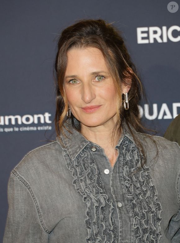 Aujourd'hui, cette belle aisance linguistique est un atout majeur pour sa brillante carrière internationale.

Camille Cottin - Première du film "Juste une illusion" au cinéma Le Grand Rex à Paris le 22 mars 2026. © Coadic Guirec/Bestimage