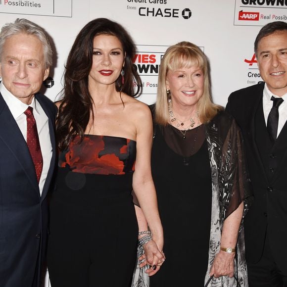 Cette actrice culte depuis les années 1970 nous a quittés.

Michael Douglas, Catherine Zeta-Jones, Diane Ladd et David O. Russell à la soirée des "Movies For Grownups Awards" à Los Angeles, le 8 février 2016.

Photo : JLPPA / Bestimage