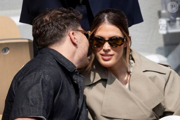 Antoine Dupont et sa compagne Iris Mittenaere en tribunes lors de la finale messieurs des Internationaux de France de Tennis de Roland Garros 2025 (jour 15), à Paris, France, le 8 juin 2025. © Cyril Moreau/Bestimage