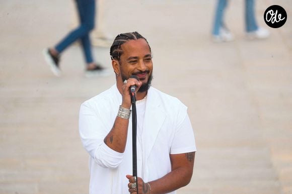 Slimane interprète sa nouvelle chanson "Résister" sur le parvis de Notre-Dame à Paris. Le 6 juin 2024. A quelques jours de la sortie de ce nouveau single, le chanteur a fait un happening étonnant hier soir à 20h30 entouré de 30 choristes. Ces images tournées intégreront le clip qui, lui aussi, sortira prochainement.
© Christophe Clovis / Bestimage