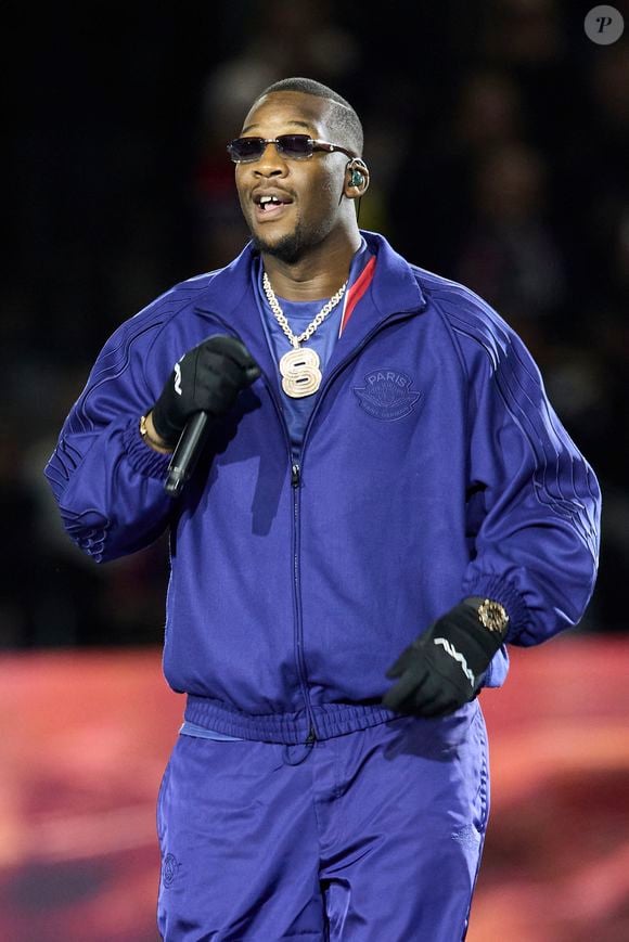 Le rappeur SDM - Célébrités dans les tribunes lors du match de Ligue 1 McDonald's opposant le Paris Saint-Germain (PSG) à l'Olympique de Marseille (OM) - (3-1) au Parc des Princes à Paris le 16 mars 2025. © Cyril Moreau/Bestimage
