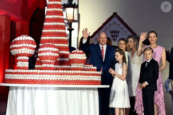 Le prince Albert II de Monaco, la princesse Charlene, leurs enfants, le prince héréditaire Jacques et la princesse Gabriella, Camille Gottlieb et la princesse Caroline de Hanovre - Célébration des 20 ans de règne du prince souverain Albert II de Monaco sur la place du Palais à Monaco, le 19 juillet 2025. © Bruno Bebert/Bestimage