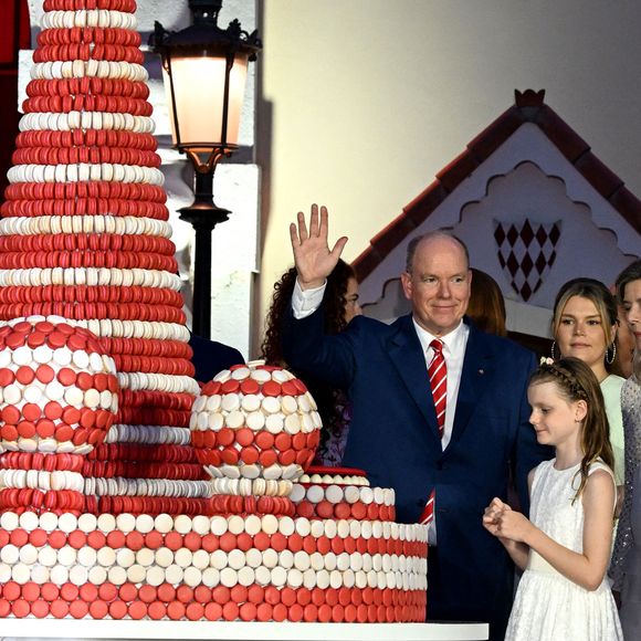 Le prince Albert II de Monaco, la princesse Charlene, leurs enfants, le prince héréditaire Jacques et la princesse Gabriella, Camille Gottlieb et la princesse Caroline de Hanovre - Célébration des 20 ans de règne du prince souverain Albert II de Monaco sur la place du Palais à Monaco, le 19 juillet 2025. © Bruno Bebert/Bestimage