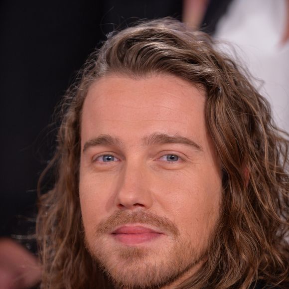 Très discret sur sa vie privée, Julien Doré n'a jamais dévoilé l'identité de sa compagne, et encore moins celle de son fils.

Julien Doré lors de l'enregistrement de Vivement Dimanche à Paris. 

Photo : Max Colin / Bestimage