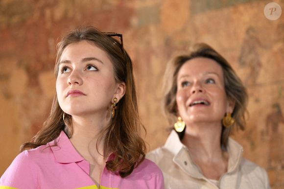 La reine Mathilde et la princesse Elisabeth de Belgique ont visité le site de fouilles archéologiques et la crypte du nomarque Nehri II à Deir el-Bersha, au troisième jour de leur visite officielle en Egypte. Le 16 mars 2023. Photo par Photonews/bestimage