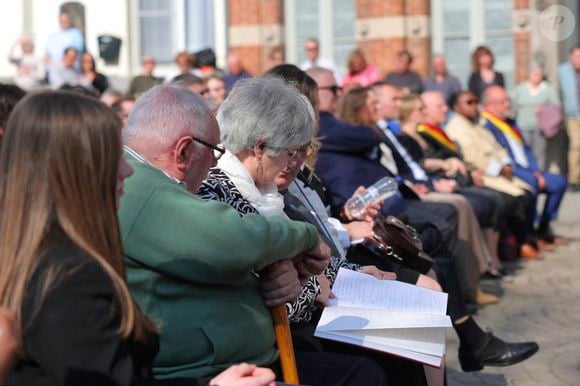 Brigitte Dequenne et Daniel Dequenne, les parents d'E.Dequenne avec le livre de condoléances qui leur a été remis ce jour-là - 300 personnes réunies pour rendre hommage à Emilie Dequenne dans sa ville de Chièvres (Belgique), le 9 avril 2025, quelques semaines après son décès prématuré, survenu le 16 mars 2025. © Photonews / Bestimage