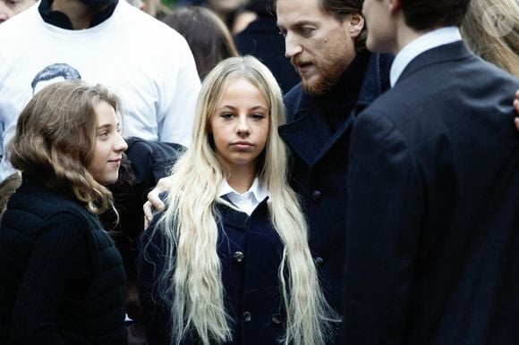 L'adolescente et l'ancien président français ont eu une rapide discussion.

Lola Sarkozy, Giulia Sarkozy, Jean Sarkozy - La famille et les soutiens de Nicolas Sarkozy se sont réunis devant son domicile le jour de son incarcération à la prison de la Santé à Paris le 21 octobre 2025. © Moreau / Jacovides / Bestimage