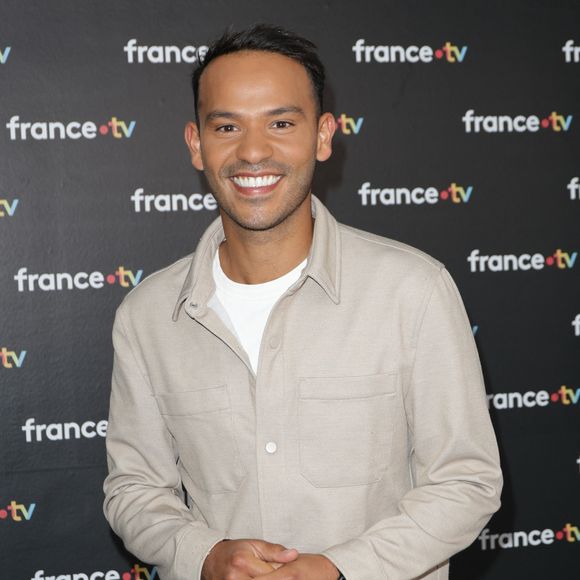 Mohamed Bouhafsi au photocall de la conférence de presse de rentrée de France Télévisions à Paris, France, le 4 septembre 2024. © Coadic Guirec/Bestimage