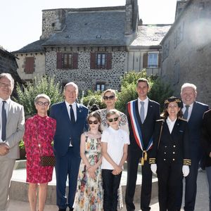 Ce déplacement fait partie d'une visite d'Etat pour marquer l'attachement de Monaco à ce village médiéval qui fait partie du comté de Carladès.

Le prince Albert II de Monaco, la princesse Charlène de Monaco, le prince Jacques de Monaco, marquis des Baux, et la princesse Gabriella de Monaco, comtesse de Carladès, ont été accueillis à Mur-de-Barrez en Aveyron, le 9 juillet 2025.

© David Nivière / Pool / Bestimage
