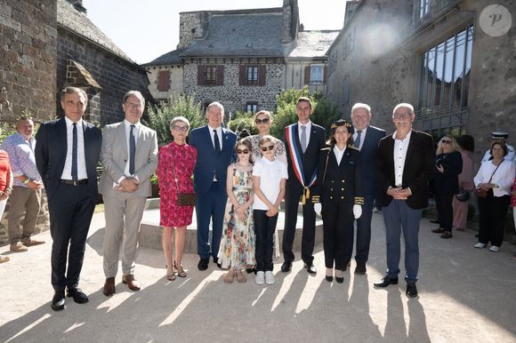 Ce déplacement fait partie d'une visite d'Etat pour marquer l'attachement de Monaco à ce village médiéval qui fait partie du comté de Carladès.

Le prince Albert II de Monaco, la princesse Charlène de Monaco, le prince Jacques de Monaco, marquis des Baux, et la princesse Gabriella de Monaco, comtesse de Carladès, ont été accueillis à Mur-de-Barrez en Aveyron, le 9 juillet 2025.

© David Nivière / Pool / Bestimage