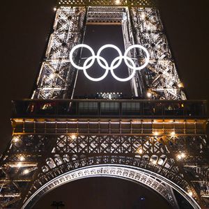 Céline Dion sur la Tour Eiffel avec les anneaux olympiques lors du spectacle laser de la cérémonie d'ouverture des XXXIIIe Jeux Olympiques d'été de Paris 2024. Photographiée le 26 juillet 2024 à Paris, France, 26/07/2024 © Photo News / Panoramic / Bestimage