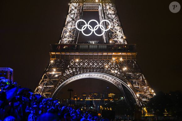 Céline Dion sur la Tour Eiffel avec les anneaux olympiques lors du spectacle laser de la cérémonie d'ouverture des XXXIIIe Jeux Olympiques d'été de Paris 2024. Photographiée le 26 juillet 2024 à Paris, France, 26/07/2024 © Photo News / Panoramic / Bestimage