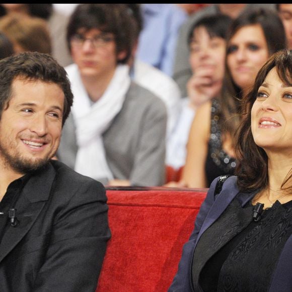 Guillaume Canet et Marion Cotillard font toutefois très attention à l'exposition de leur fils. "On surveille ça de près, parce qu'on sait que c'est un peu jeune, pour démarrer (…) C'est un métier qui est quand même très difficile", a poursuivi Guillaume Canet, le 4 janvier 2025, sur TF1.

Guillaume Canet et Marion Cotillard à l'enregistrement de "Vivement dimanche", diffusée le 10 octobre 2010 sur France 2. COADIC GUIREC / BESTIMAGE