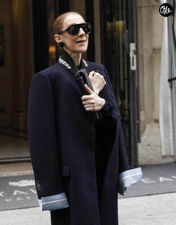 Céline Dion salue ses à la sortie de l’hôtel Royal Monceau à Paris, avant de rejoindre La Plenitude Arena de Paris La Défense pour poursuivre sa série de concerts, le 7 octobre 2026. © Marc Ausset Lacroix / Bestimage