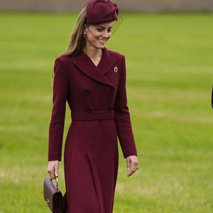 Kate Middleton portait une tenue bordeaux et un sac Chanel assorti.

La princesse de Galles lors de l'arrivée du président Donald Trump et de la première dame Melania Trump au château de Windsor à Windsor, Berkshire, Angleterre, Royaume-Uni, le 17 septembre 2025, au premier jour de leur deuxième visite d'État au Royaume-Uni.  ©Chown Aaron/PA Photos/ABACA