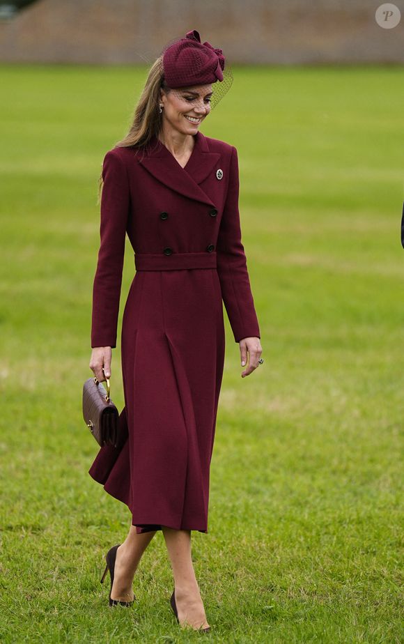 Kate Middleton portait une tenue bordeaux et un sac Chanel assorti.

La princesse de Galles lors de l'arrivée du président Donald Trump et de la première dame Melania Trump au château de Windsor à Windsor, Berkshire, Angleterre, Royaume-Uni, le 17 septembre 2025, au premier jour de leur deuxième visite d'État au Royaume-Uni.  ©Chown Aaron/PA Photos/ABACA