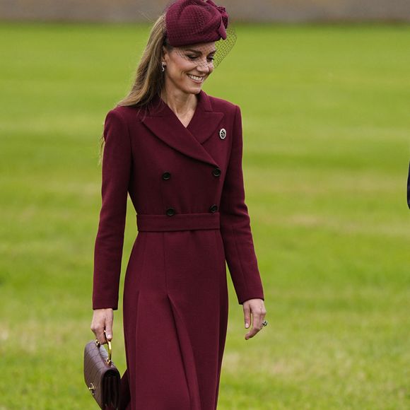 Kate Middleton portait une tenue bordeaux et un sac Chanel assorti.

La princesse de Galles lors de l'arrivée du président Donald Trump et de la première dame Melania Trump au château de Windsor à Windsor, Berkshire, Angleterre, Royaume-Uni, le 17 septembre 2025, au premier jour de leur deuxième visite d'État au Royaume-Uni.  ©Chown Aaron/PA Photos/ABACA