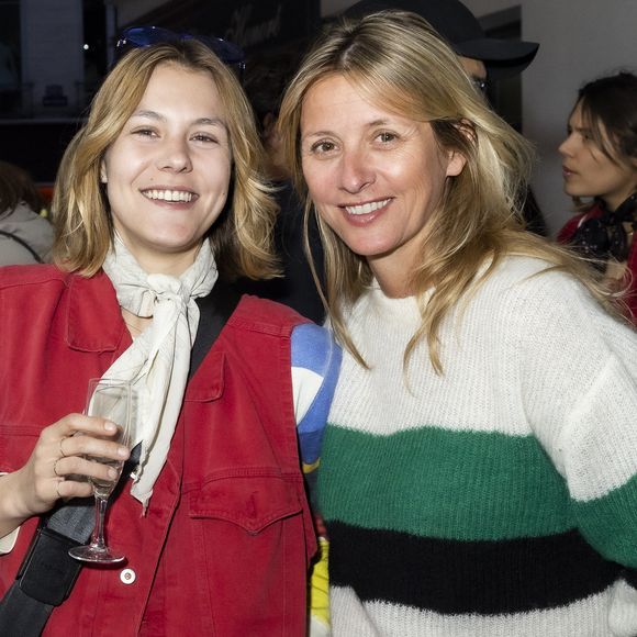 La jeune femme de 27 ans est photographe

Yasmine et Sarah Lavoine - Cocktail Chez Marc'O pendant la première édition du parcours Off Vendôme du 24 au 26 mars 2022 autour de la Place Vendôme à Paris le 24 mars 2022. © Jack Tribeca / Bestimage