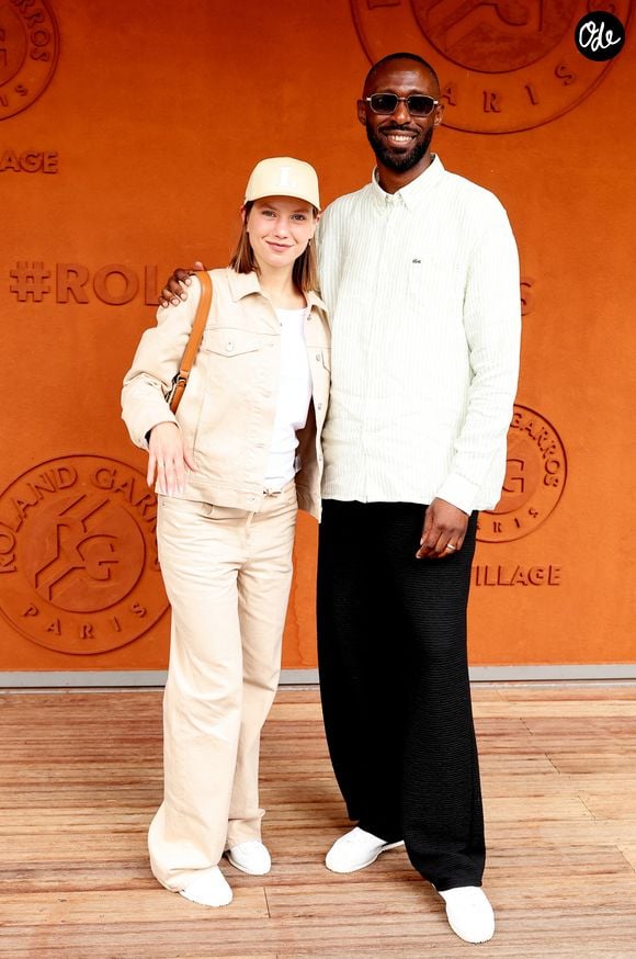 Gina Jimenez et Thomas Ngijol au photocall du village lors des Internationaux de France de Tennis de Roland Garros 2026, à Paris, France, le 6 juin 2026. © Jacovides-Moreau/Bestimage