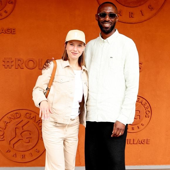 Gina Jimenez et Thomas Ngijol au photocall du village lors des Internationaux de France de Tennis de Roland Garros 2026, à Paris, France, le 6 juin 2026. © Jacovides-Moreau/Bestimage