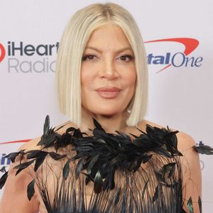 Le jeudi 2 avril dernier, Tori Spelling a eu un grave accident de la route en Californie.

Tori Spelling au Jingle Ball 2025 en Californie. 

Photo : Backgrid USA / Bestimage